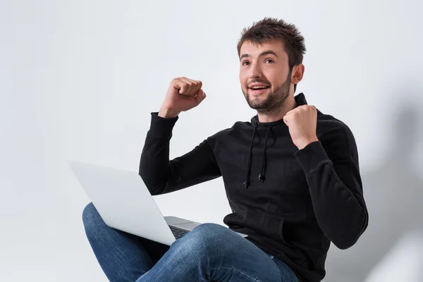 Emotionaler Mann und Notizbuch — Stockfoto