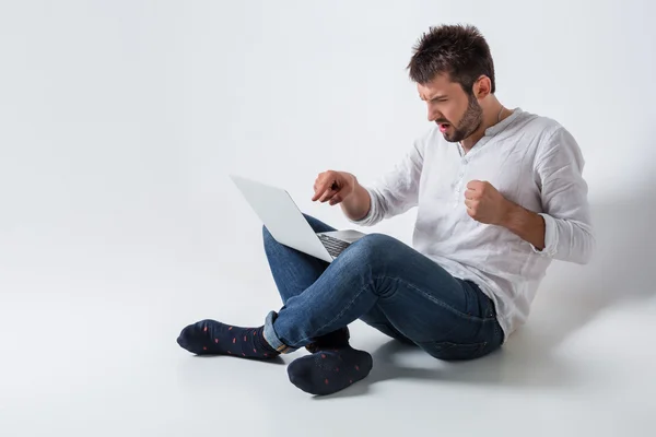 Emotionaler Mann und Notizbuch — Stockfoto