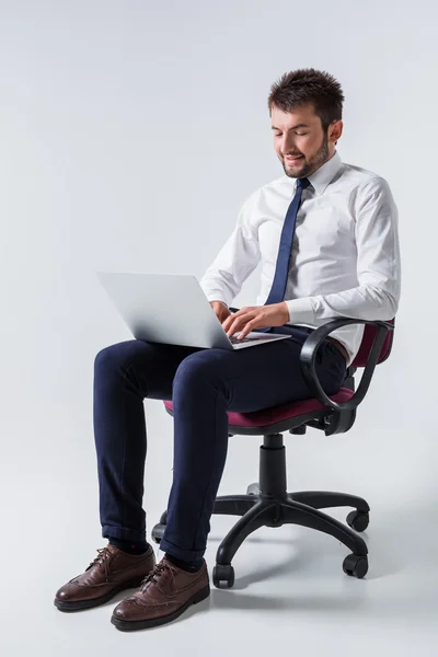 Hombre emocional y portátil — Foto de Stock