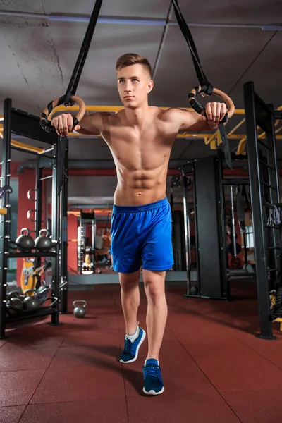 Yüzüklerin jimnastik egzersizleri yapan erkek — Stok fotoğraf