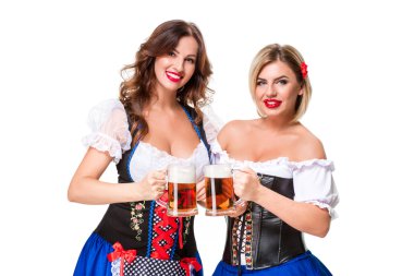 İki güzel sarışın ve esmer kızlar oktoberfest bira Stein