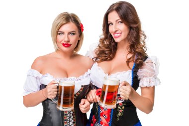 İki güzel sarışın ve esmer kızlar oktoberfest bira Stein
