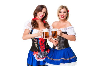 İki güzel sarışın ve esmer kızlar oktoberfest bira Stein