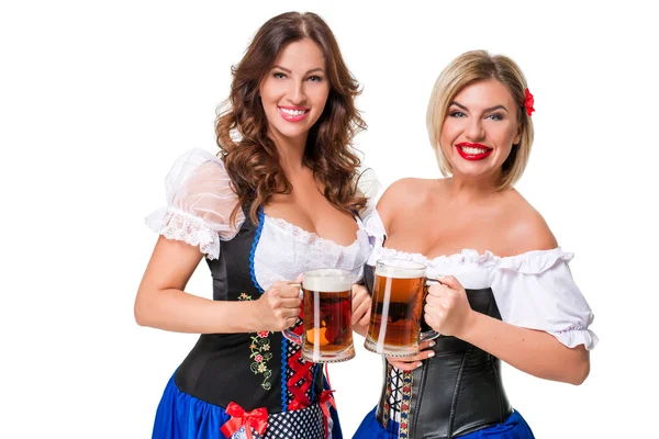 Dos hermosas chicas rubias y morenas de oktoberfest cerveza stein — Foto de Stock