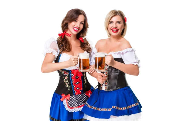 Due belle ragazze bionde e bruna di oktoberfest birra stein — Foto Stock