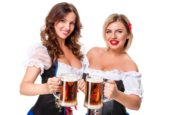 İki güzel sarışın ve esmer kızlar oktoberfest bira Stein — Stok fotoğraf