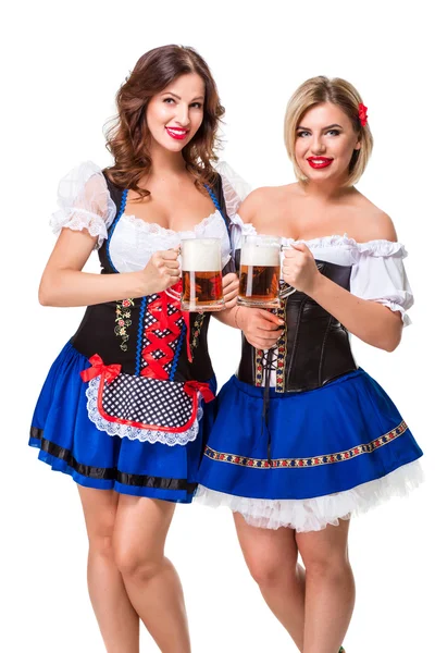 Twee mooie blonde en brunette meisjes van oktoberfest bier stein — Stockfoto