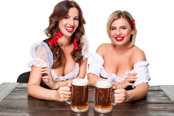 Två vackra blonda och brunett flickor av oktoberfest öl stein — Stockfoto