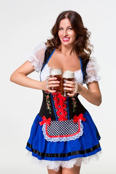 Schöne junge brünette mädchen von oktoberfest beer stein — Stockfoto