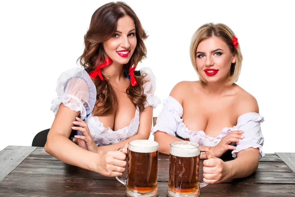Två vackra blonda och brunett flickor av oktoberfest öl stein — Stockfoto