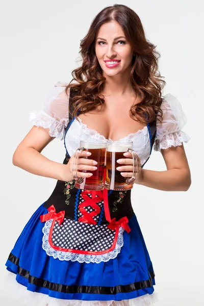 Vacker ung brunett flicka av oktoberfest öl stein — Stockfoto