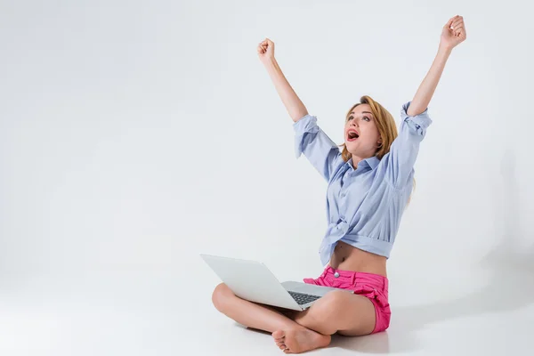 Young woman sitting on the floor and using laptop — Stock Photo, Image