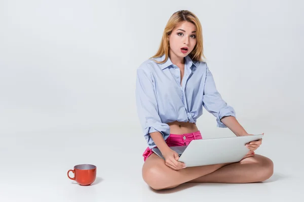 Fiatal nő ül a padlón, és használja laptop — Stock Fotó