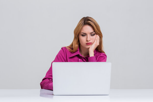 young woman sitting in the table and using laptop