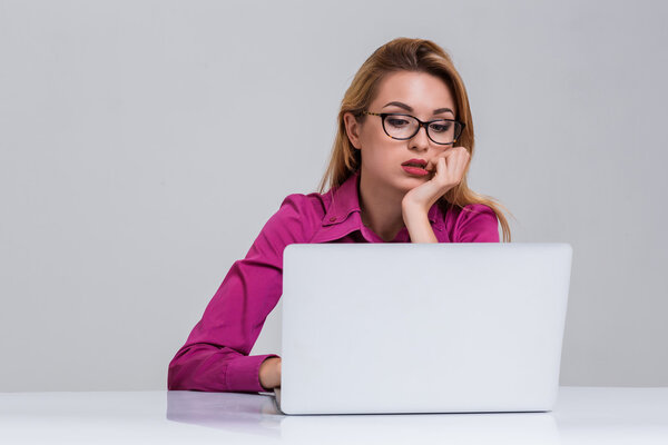 young woman sitting in the table and using laptop