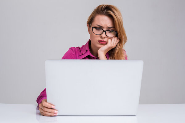 young woman sitting in the table and using laptop