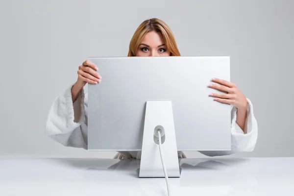 Jovem mulher sentada na mesa e usando computador — Fotografia de Stock