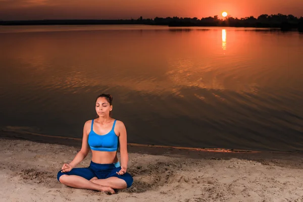 Yoga at sunset on the beach. — Stock Photo, Image