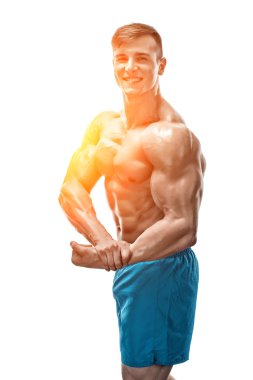 Stüdyoda poz veren kaslı adamın görüntüsü