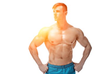 Stüdyoda poz veren kaslı adamın görüntüsü