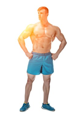 Stüdyoda poz veren kaslı adamın görüntüsü