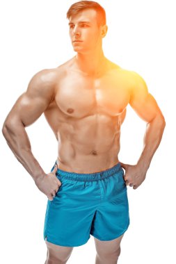 Stüdyoda poz veren kaslı adamın görüntüsü