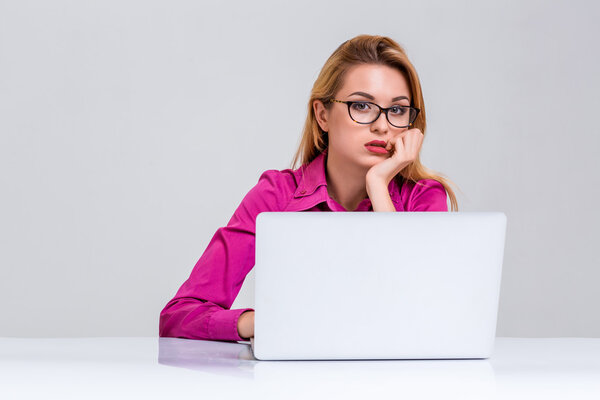 young woman sitting in the table and using laptop