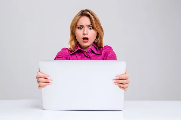 Young woman sitting in the table and using laptop — Stock Photo, Image