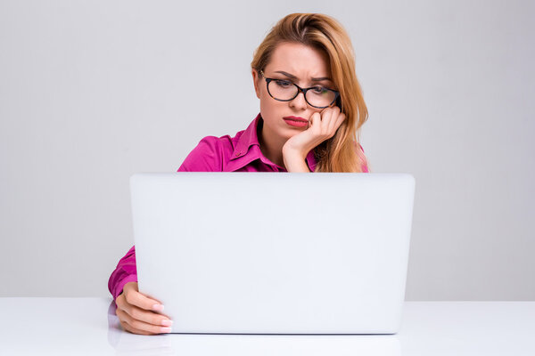young woman sitting in the table and using laptop