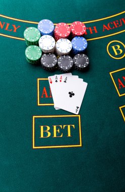 Bir tabloda Casino Poker fişleri
