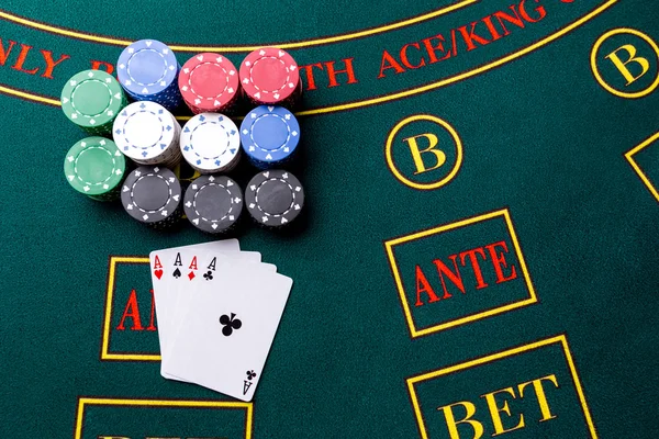 Poker chips på et bord på kasinoet – stockfoto