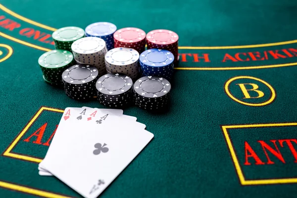 Fichas de poker em uma mesa no cassino — Fotografia de Stock