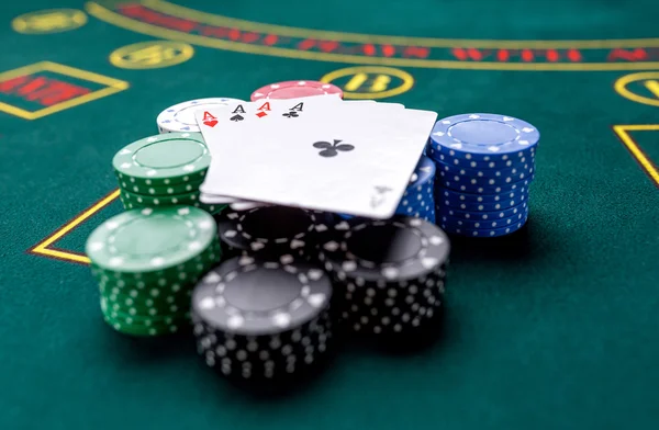 Fichas de póquer en una mesa en el casino — Foto de Stock