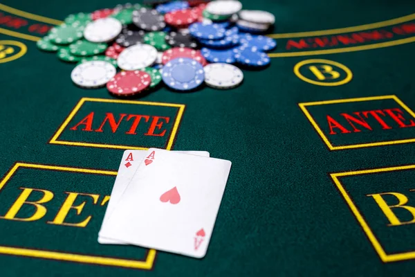 Fichas de poker em uma mesa no cassino — Fotografia de Stock