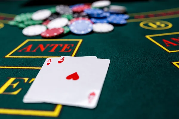 Bir tabloda Casino Poker fişleri — Stok fotoğraf