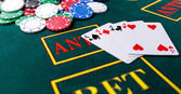 Poker žetony na stole v kasinu