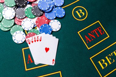 Bir tabloda Casino Poker fişleri