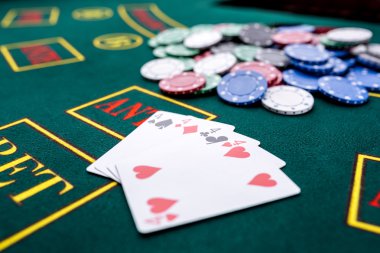 Bir tabloda Casino Poker fişleri