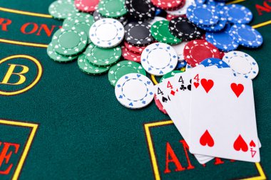 Bir tabloda Casino Poker fişleri
