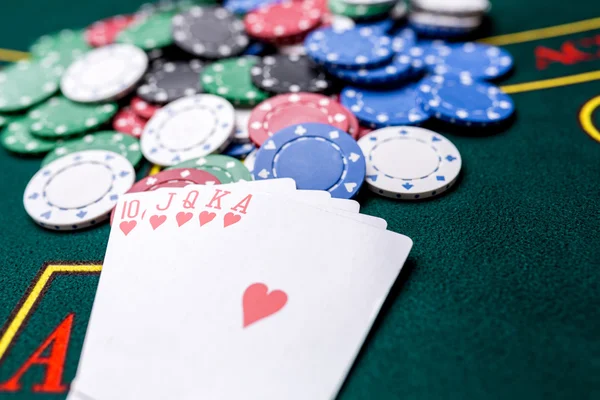 Poker chips op een tafel in het casino — Stockfoto