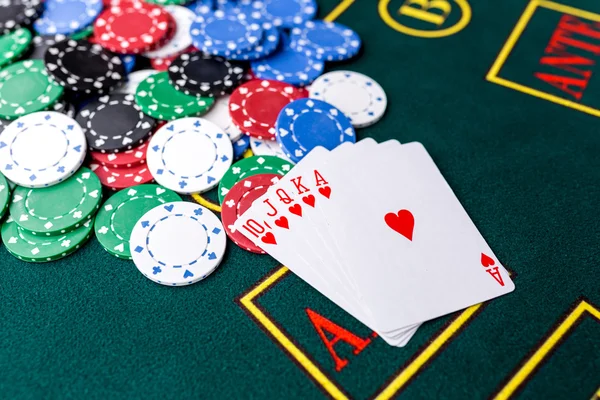 Покерные фишки на столе в казино — стоковое фото