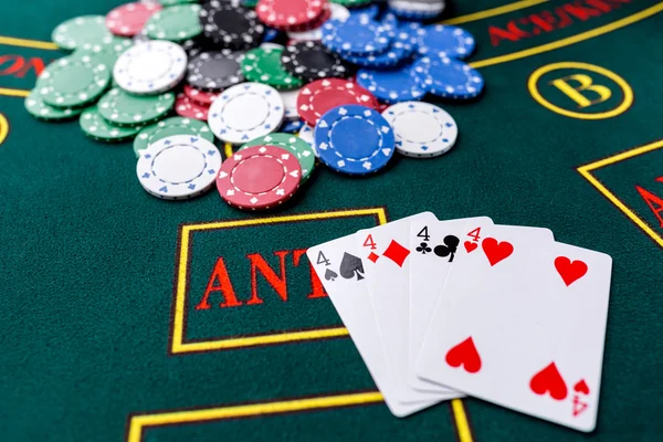 Fichas de póquer en una mesa en el casino — Foto de Stock