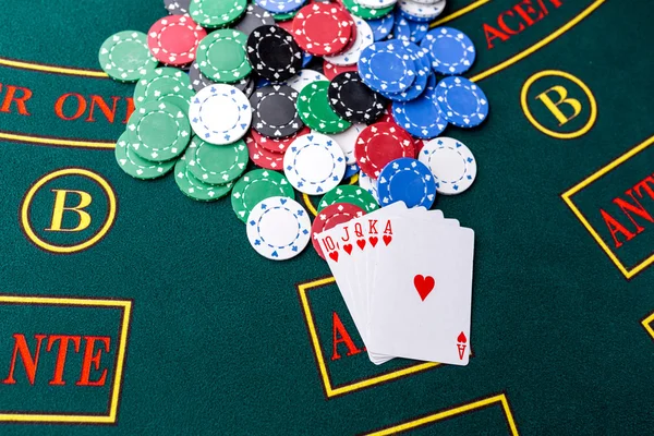 Fichas de poker em uma mesa no cassino — Fotografia de Stock