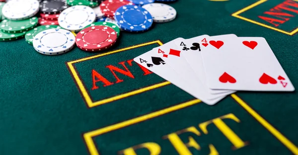 Pokermarker på ett bord på casino — Stockfoto