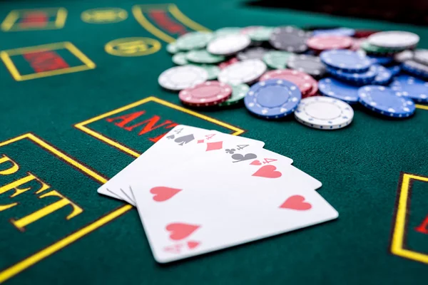 Fichas de poker em uma mesa no cassino — Fotografia de Stock