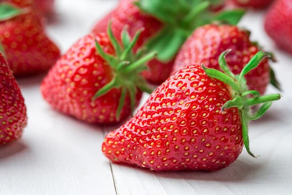 Frische Erdbeere Hintergrund. in Großaufnahme reif. — Stockfoto