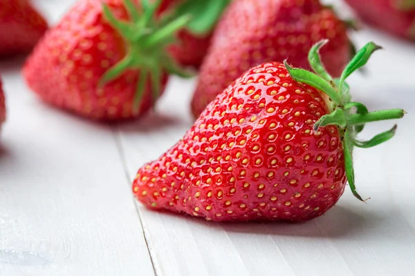 Frische Erdbeere Hintergrund. in Großaufnahme reif. — Stockfoto