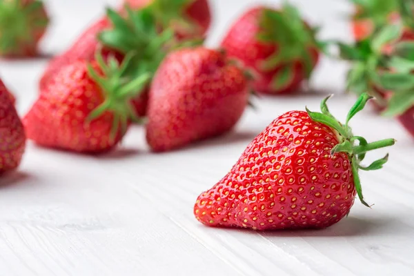 Frische Erdbeere Hintergrund. in Großaufnahme reif. — Stockfoto