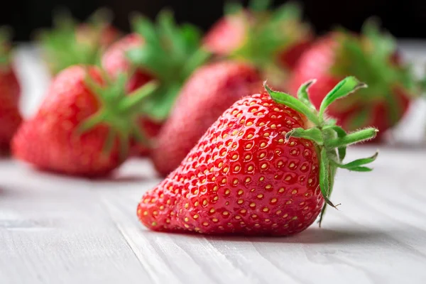 Frische Erdbeere Hintergrund. in Großaufnahme reif. — Stockfoto