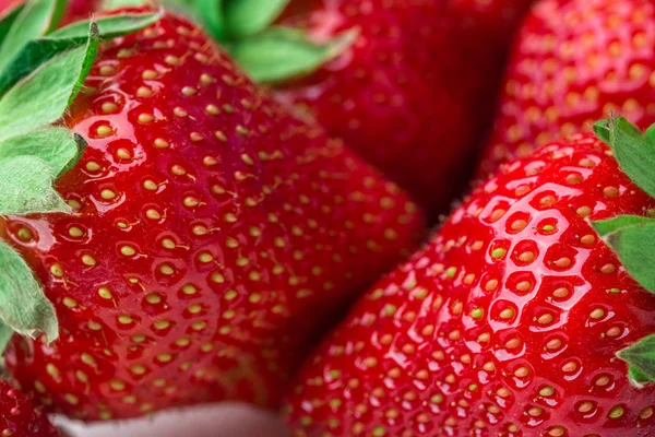 Frische Erdbeere Hintergrund. in Großaufnahme reif. — Stockfoto